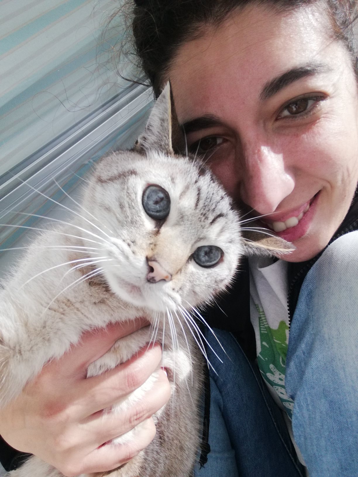 Andreia com gato ao colo